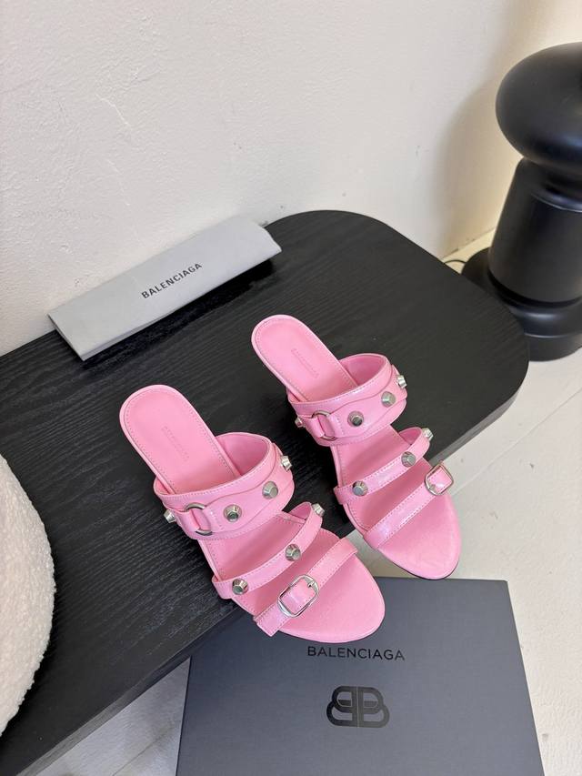 Balenciaga* 2025春夏新款朋克风高跟凉鞋尖头小高跟时髦有型，十足的潮流范儿对版高订牛皮面料，羊皮内里，意大利进口真皮大底，，尺码：35-39# 4