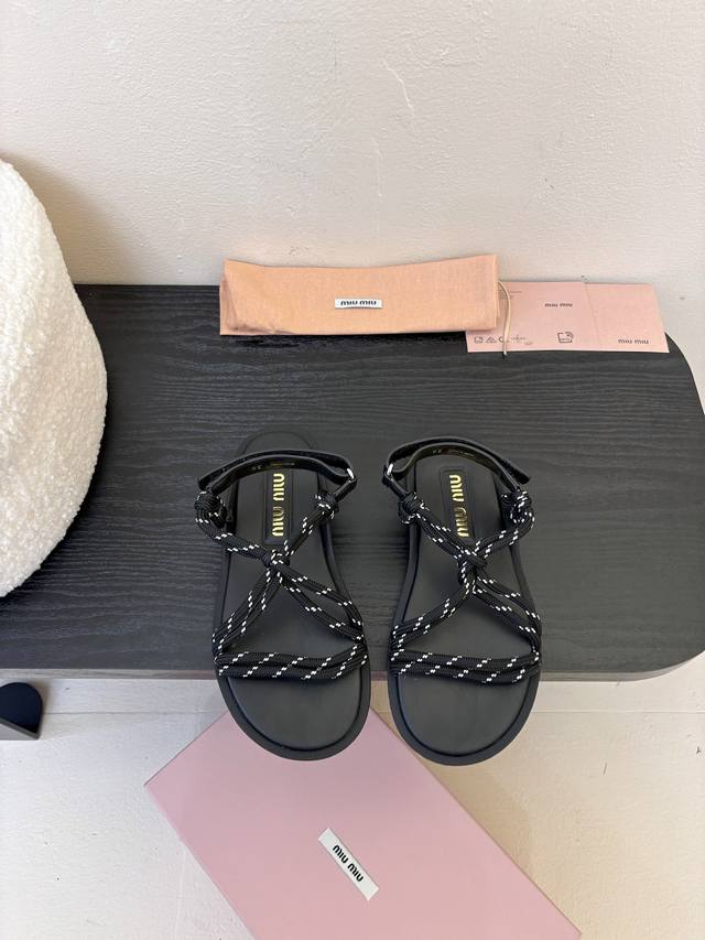 Miu Miu 25Ss简约绳结凉鞋 别看简单 工艺每个都很复杂 非常留行的美拉德配色平底鞋，电绣工艺设计、独特风格，简约又时髦 配上脚绳可谓时尚感拉满！ 材质