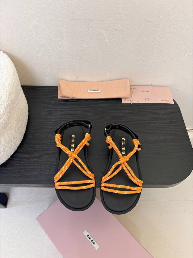 Miu Miu 25Ss简约绳结凉鞋 别看简单 工艺每个都很复杂 非常留行的美拉德配色平底鞋，电绣工艺设计、独特风格，简约又时髦 配上脚绳可谓时尚感拉满！ 材质