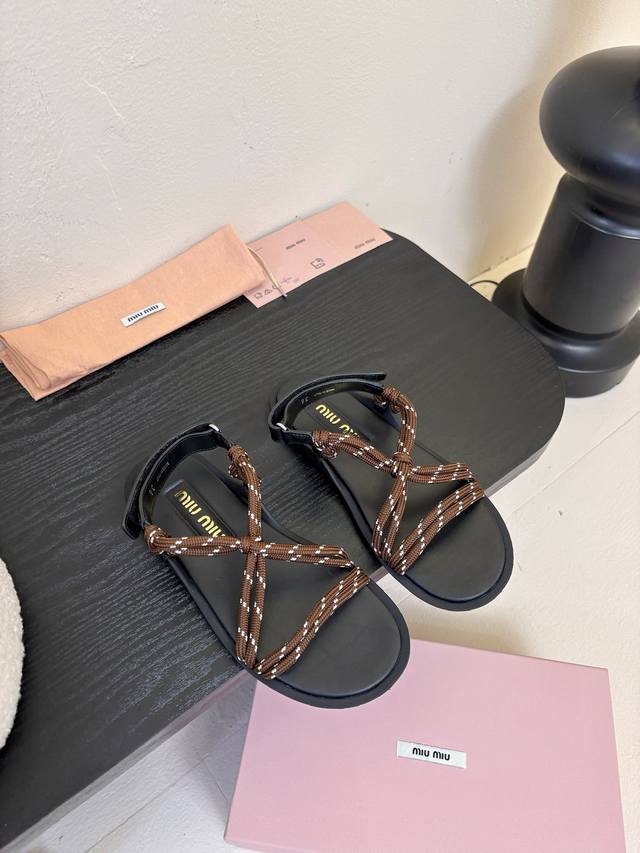 Miu Miu 25Ss简约绳结凉鞋 别看简单 工艺每个都很复杂 非常留行的美拉德配色平底鞋，电绣工艺设计、独特风格，简约又时髦 配上脚绳可谓时尚感拉满！ 材质