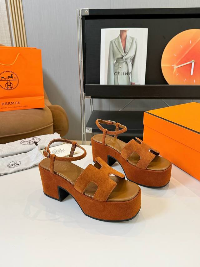 HermèS 爱马仕经典防水台H 坡跟厚底凉鞋 极约复古的设计 浓厚的异域风情 时髦感十足、随便上脚都很有腔调 简简单单的款式随便搭配一下高级感就很棒 百搭的颜