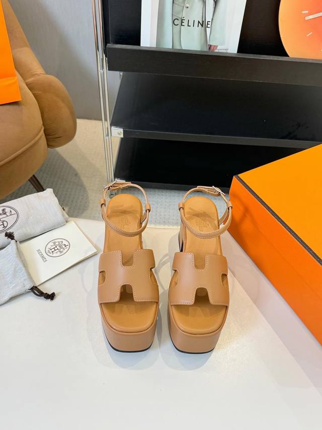 HermèS 爱马仕经典防水台H 坡跟厚底凉鞋 极约复古的设计 浓厚的异域风情 时髦感十足、随便上脚都很有腔调 简简单单的款式随便搭配一下高级感就很棒 百搭的颜