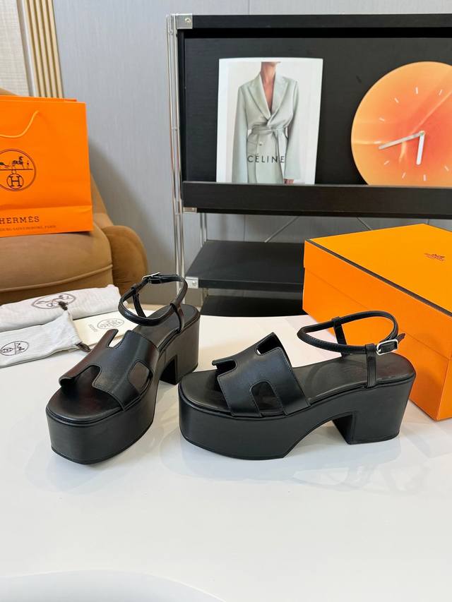 HermèS 爱马仕经典防水台H 坡跟厚底凉鞋 极约复古的设计 浓厚的异域风情 时髦感十足、随便上脚都很有腔调 简简单单的款式随便搭配一下高级感就很棒 百搭的颜