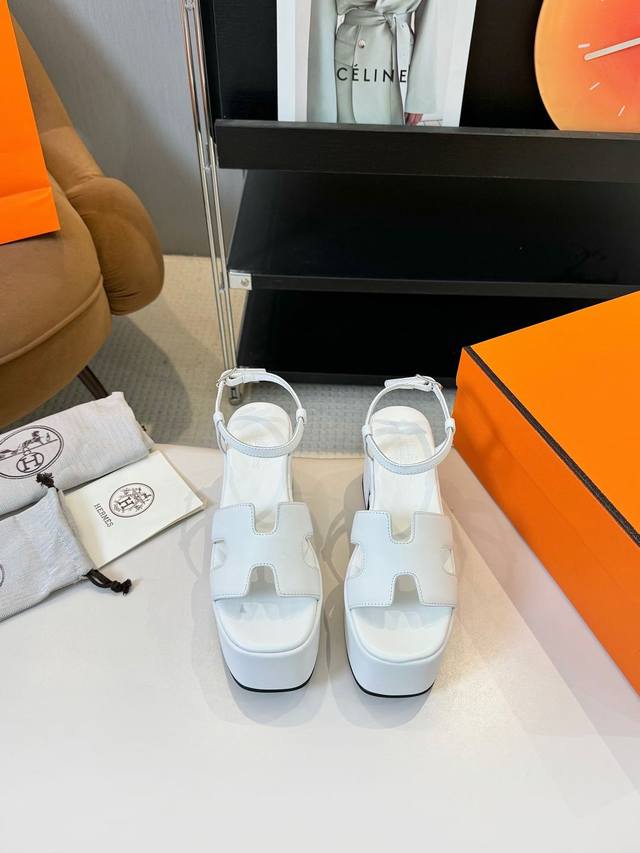 HermèS 爱马仕经典防水台H 坡跟厚底凉鞋 极约复古的设计 浓厚的异域风情 时髦感十足、随便上脚都很有腔调 简简单单的款式随便搭配一下高级感就很棒 百搭的颜