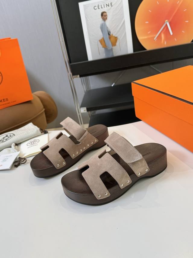 HermèS 爱马仕经典凉拖 极约复古的设计 浓厚的异域风情 时髦感十足、随便上脚都很有腔调 简简单单的款式随便搭配一下高级感就很棒 百搭的颜色流畅的线条很难不