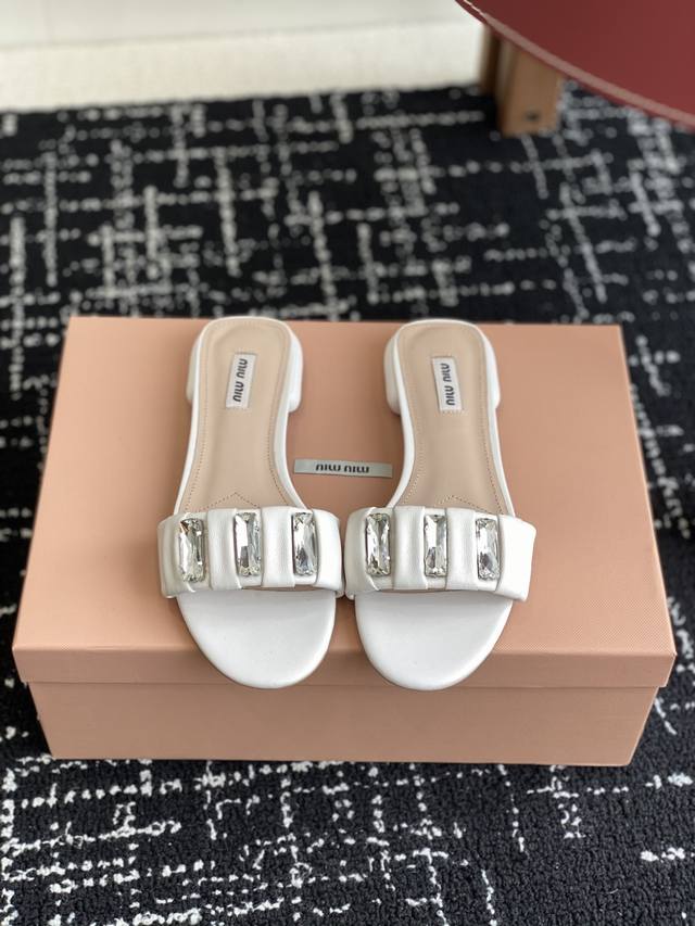 代购级 Miu'miu 25Ss 春夏 方形钻扣拖鞋 金色 小羊皮 对版平底设计 系列 Miu'miu 经典舒适 制作 原版一致 意大利真皮大底 高版本 原版一