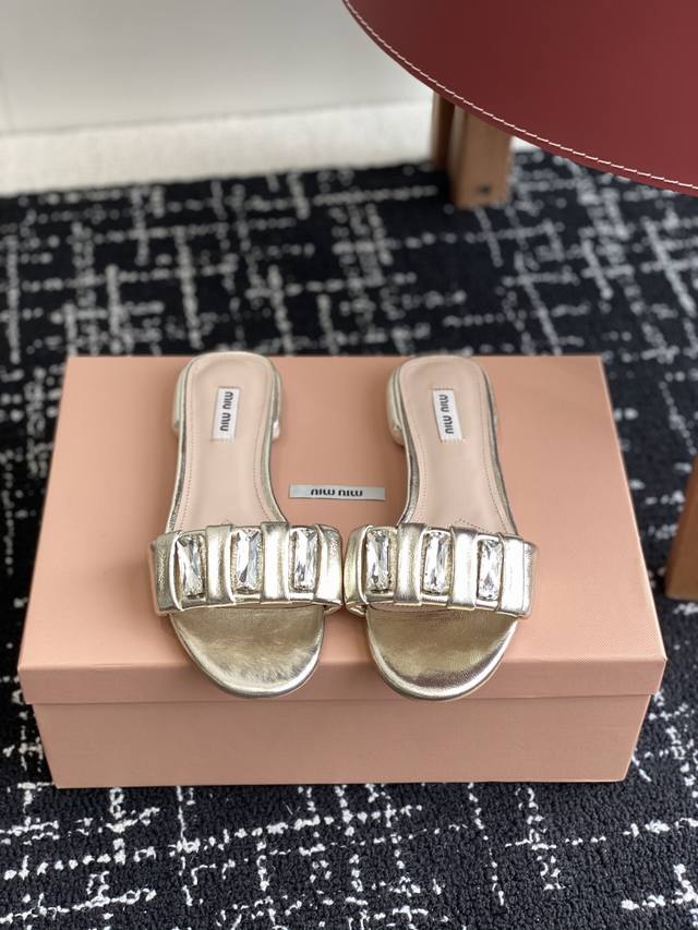 代购级 Miu'miu 25Ss 春夏 方形钻扣拖鞋 金色 小羊皮 对版平底设计 系列 Miu'miu 经典舒适 制作 原版一致 意大利真皮大底 高版本 原版一