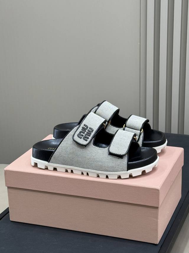 Miu Ss25 New Arrival～ Miu 25春夏 编织拖鞋新品 纯收工编织，小羊皮内里，慢慢慵懒 度假Feel 鞋底有一定厚度，很舒适 Size 3