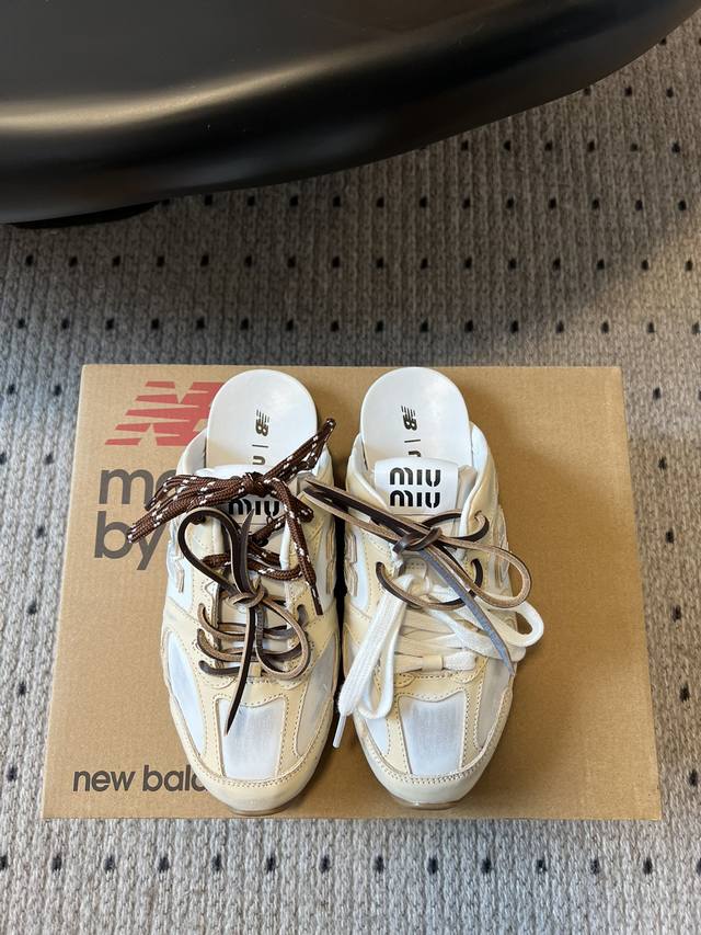 独家新品 Miu Mi* X New Balanc* 球鞋半拖款 大火的Miu运动鞋 终于出半拖了 简直是懒人福音 除了春夏已有的棕色以外，这个联名系列的半拖