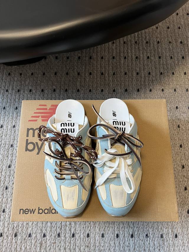 独家新品 Miu Mi* X New Balanc* 球鞋半拖款 大火的Miu运动鞋 终于出半拖了 简直是懒人福音 除了春夏已有的棕色以外，这个联名系列的半拖