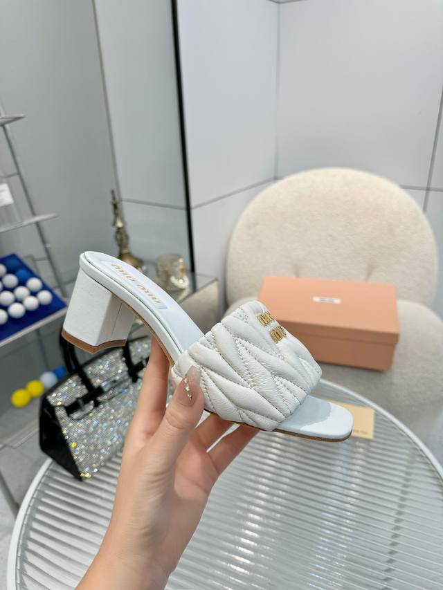 高跟 Miumiu Ss25 New Arrival～ Miu家2025夏真皮大底拖鞋顶级精品 皱皱的皮革处理工艺是Miu家的经典手法 凸显了小羊皮的天然质感~