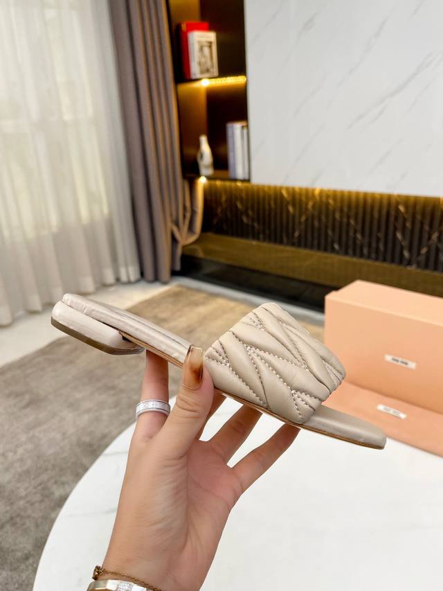 出厂 Miu Ss25 New Arrival～ Miu家夏真皮大底拖鞋顶级精品 皱皱的皮革处理工艺是Miu家的经典手法 凸显了小羊皮的天然质感~ 让视觉更精致
