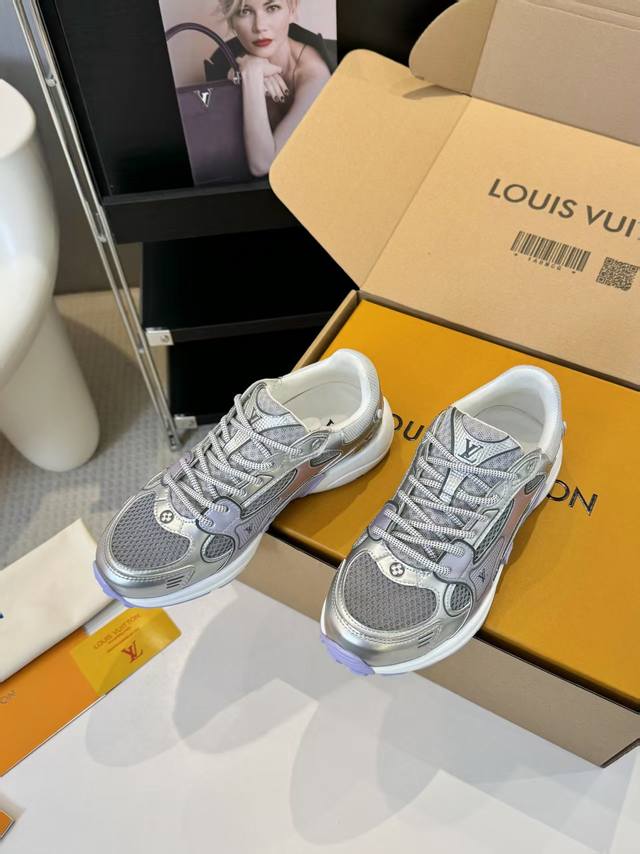 Lv情侣同款运动鞋，火爆来袭官网同步 面料，采用特殊材料印压工艺。 内里，透气网格 码数 女款35-42 男款39-46，45-46定做 新色会陆续更新