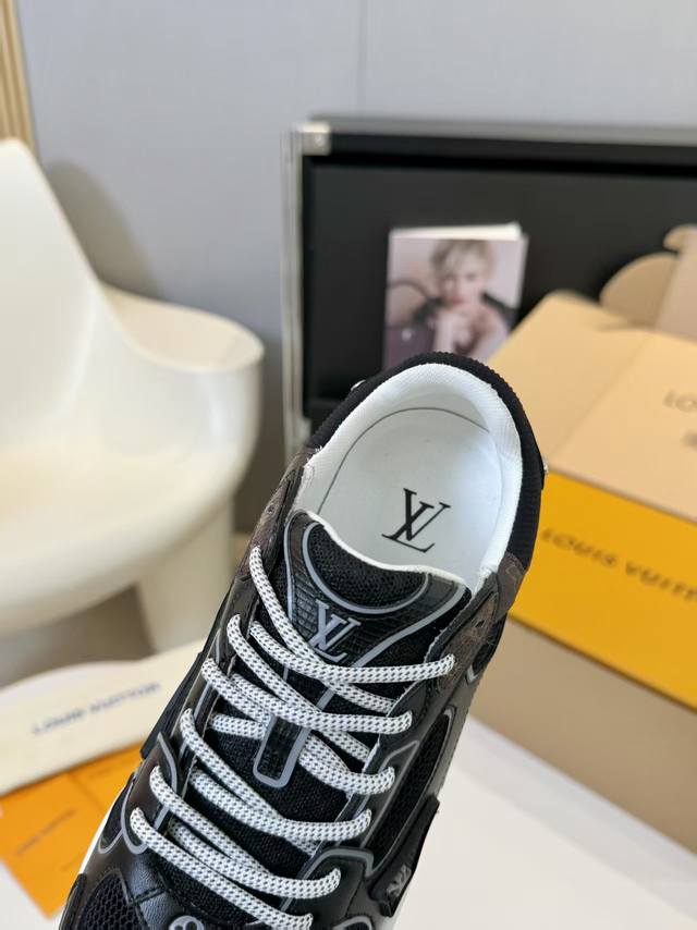 Lv情侣同款运动鞋，火爆来袭官网同步 面料，采用特殊材料印压工艺。 内里，透气网格 码数 女款35-42 男款39-46，45-46定做 新色会陆续更新