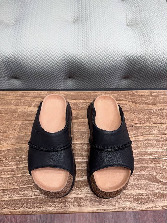 Ugg~24Vs春夏爆款松糕厚底凉鞋系列 松糕厚底凉拖 主打一个随心索性 简单大方不失优雅 夏天的专属浪漫！！ 面料:植柔羊皮 大底:原版特殊发泡大底 码数:3