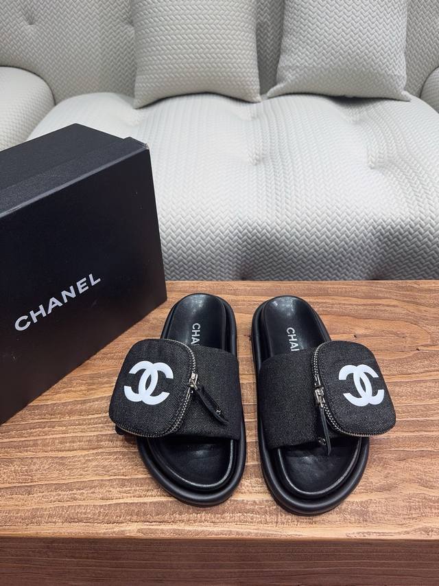 Chane* ｜小香25P春夏新品 包包装饰厚底懒人拖鞋 懒人必备穿了会上瘾的拖鞋 巨软巨舒服 让你摆脱一切的束缚感 呆萌的面包鞋型 对脚宽的宝宝很友好 大底有