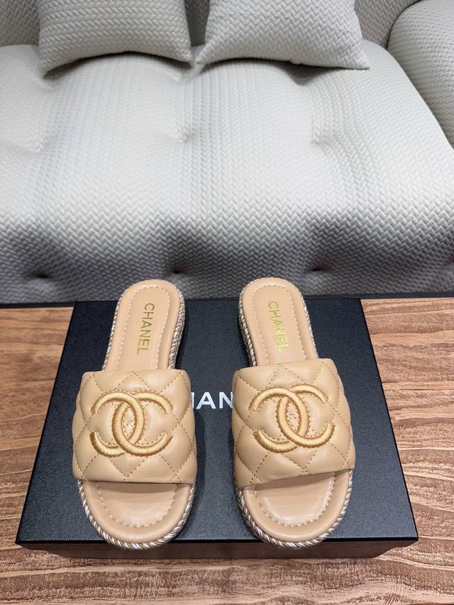 Chane*｜小香经典时尚春夏 双C草编菱格纹拖鞋 经典夏日度假系列麻绳底拖鞋～ 简直就眼前一亮 它真的太好看了！ 不仅外表美丽 舒适度也是满分 无论是搭配连衣