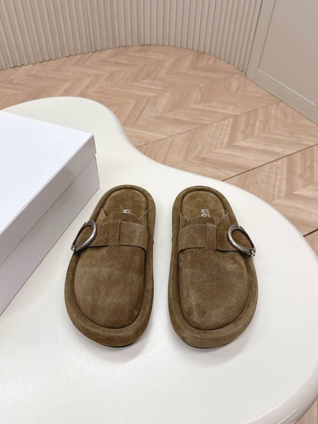 男码+10 Mcq Ss25 New Arrival～ 麦昆春夏新款勃肯半拖 大头鞋 可爱有趣的圆形鞋头搭配金属Arc搭扣饰以点缀 鞋底压印骷髅图案 Mcque
