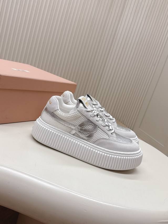 Miumiu丨缪缪 2025 新款 厚底 复古风 休闲 饼干 松糕 运动鞋 颜值担当火爆款脏脏鞋 不得不入的一款～做旧时尚，简约高级 随意搭配上脚非常舒适，年度