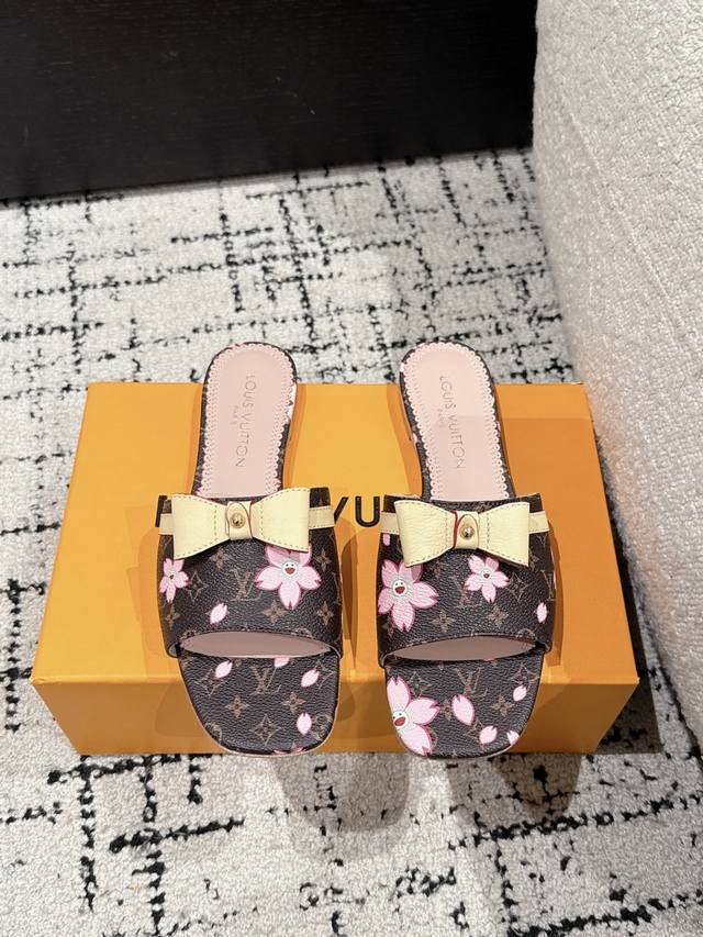村上隆 Takashi Murakami X Louis Vuitton 25 6Am 方头露趾一字拖 很难不怀疑是不是借鉴了唐朝的唐三彩作为基础，创新成Lv经