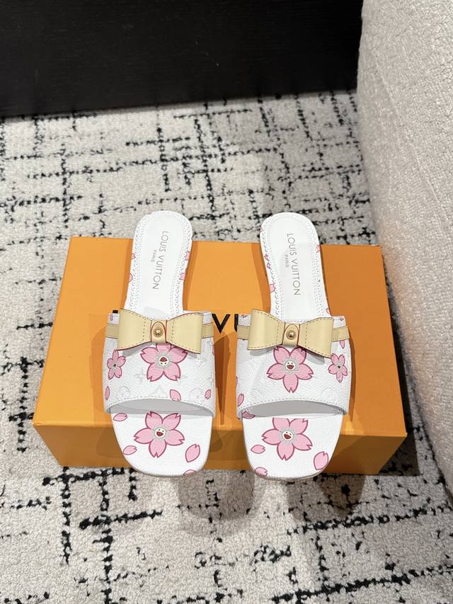 村上隆 Takashi Murakami X Louis Vuitton 25 6Am 方头露趾一字拖 很难不怀疑是不是借鉴了唐朝的唐三彩作为基础，创新成Lv经