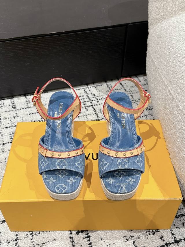 村上隆 Takashi Murakami X Louis Vuitton 25 Helios 皮革 圆头坡跟 一字带凉鞋 本款 Helios 坡跟凉鞋出自路易威
