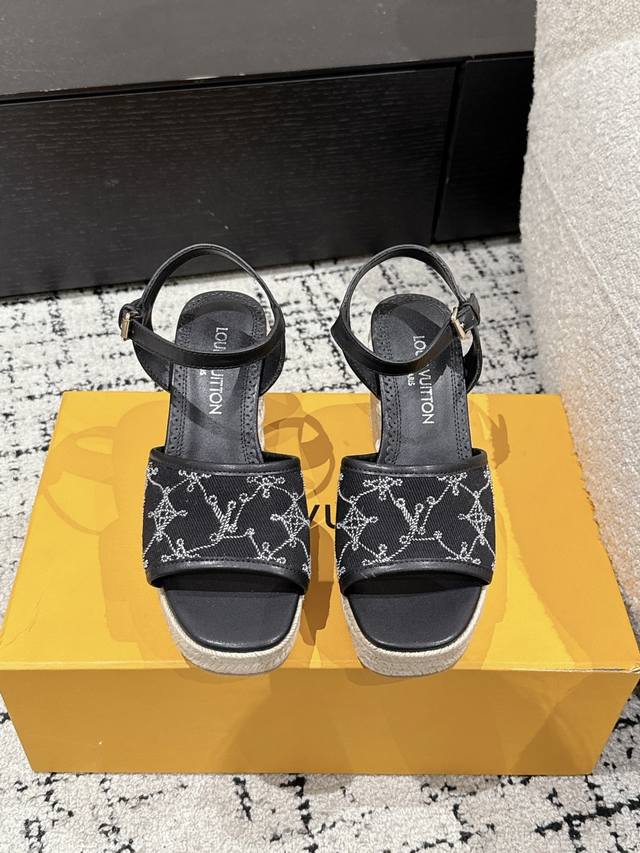 村上隆 Takashi Murakami X Louis Vuitton 25 Helios 皮革 圆头坡跟 一字带凉鞋 本款 Helios 坡跟凉鞋出自路易威