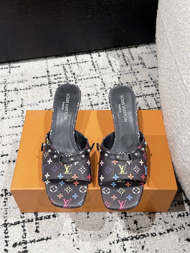 Louisvuitton 25 春夏新款 黑白三彩猫跟矮跟 凉拖 很难不怀疑是不是借鉴了唐朝的唐三彩作为基础，创新成Lv经典标志Logo，采用彩色以及鞋面的大面