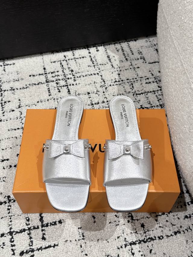Louisvuitton 25 春夏新款 黑白三彩猫跟平底凉拖 很难不怀疑是不是借鉴了唐朝的唐三彩作为基础，创新成Lv经典标志Logo，采用彩色以及鞋面的大面积