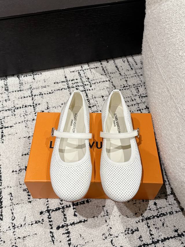 顶级版本 Louis Vuitton Lv路易威登 25 春夏 最新玛丽珍单鞋 简约精致，高级感满满，尽显优雅气质～ 上脚超好看，拉满了夏日美鞋绝绝子啊 鞋面：