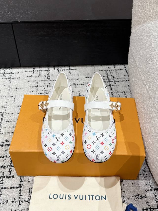 顶级版本 Louis Vuitton Lv路易威登 25 春夏 最新玛丽珍单鞋 简约精致，高级感满满，尽显优雅气质～ 上脚超好看，拉满了夏日美鞋绝绝子啊 鞋面：