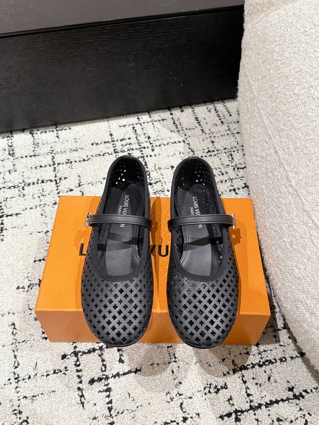 顶级版本 Louis Vuitton Lv路易威登 25 春夏 最新沖孔玛丽珍单鞋 简约精致，高级感满满，尽显优雅气质～ 上脚超好看，拉满了夏日美鞋绝绝子啊 鞋
