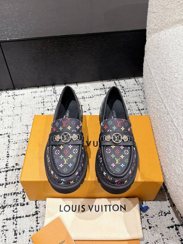 顶级版本 Louis Vuitton 路易威登 25 春季 印花厚底 乐福鞋 Lv这款宽厚的鞋底，增高效果真的很不错， 经典复古单品，搭配牛仔裤穿超酷 时髦个性