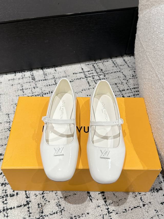 Louis Vuitton 25 Swing最新 圆头搭扣 平跟 玛丽珍鞋 简约精致，高级感满满，尽显优雅气质～ 上脚超好看，拉满了夏日美鞋绝绝子啊 鞋面：进口