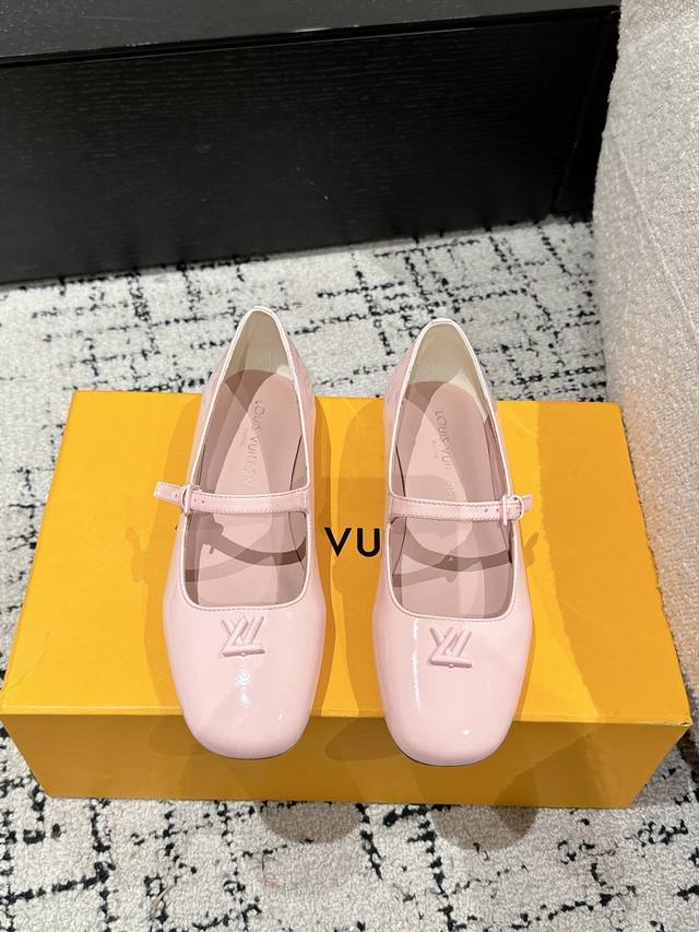Louis Vuitton 25 Swing最新 圆头搭扣 平跟 玛丽珍鞋 简约精致，高级感满满，尽显优雅气质～ 上脚超好看，拉满了夏日美鞋绝绝子啊 鞋面：进口