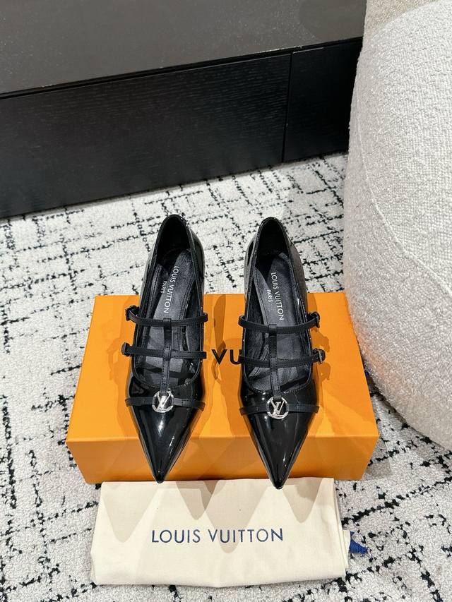 顶级版本 Louis Vuitton 路易威登 25 春夏尖头高跟鞋 鹰嘴小尖头搭配镂空皮条小方扣可调节松紧， Lv五金 “Logo”饰以点缀，细节质感特别的高