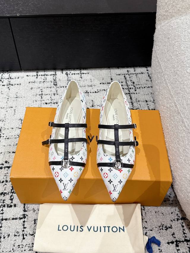 顶级版本 Louis Vuitton 路易威登 25 春夏尖头高跟鞋 鹰嘴小尖头搭配镂空皮条小方扣可调节松紧， Lv五金 “Logo”饰以点缀，细节质感特别的高