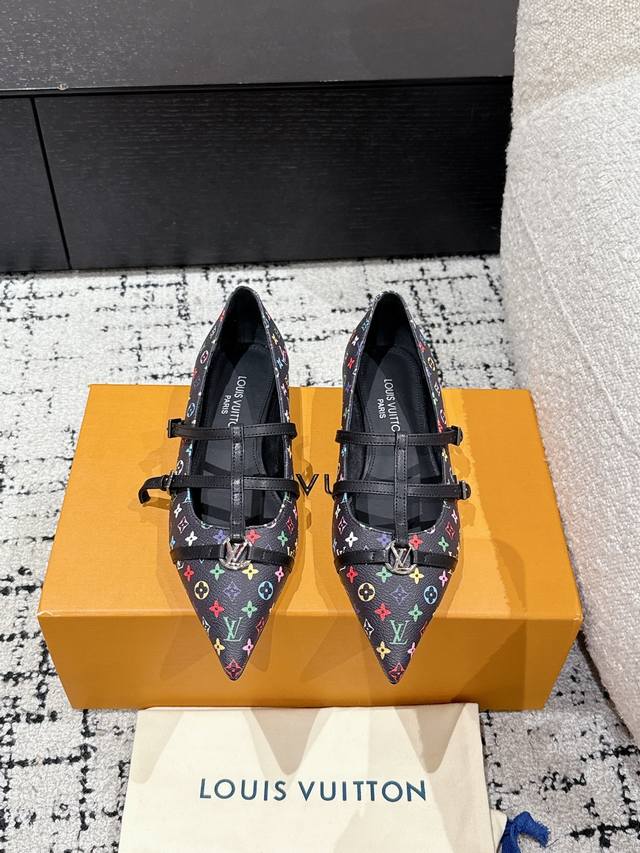 顶级版本 Louis Vuitton 路易威登 25 春夏尖头高跟鞋 鹰嘴小尖头搭配镂空皮条小方扣可调节松紧， Lv五金 “Logo”饰以点缀，细节质感特别的高