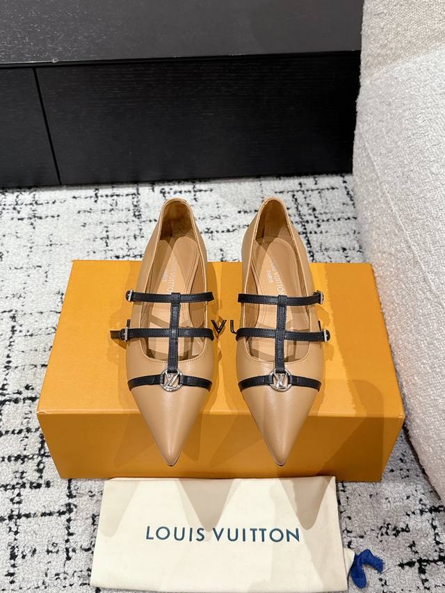 顶级版本 Louis Vuitton 路易威登 25 春夏尖头高跟鞋 鹰嘴小尖头搭配镂空皮条小方扣可调节松紧， Lv五金 “Logo”饰以点缀，细节质感特别的高