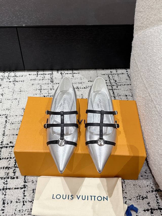 顶级版本 Louis Vuitton 路易威登 25 春夏尖头高跟鞋 鹰嘴小尖头搭配镂空皮条小方扣可调节松紧， Lv五金 “Logo”饰以点缀，细节质感特别的高