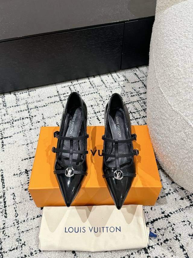 顶级版本 Louis Vuitton 路易威登 25春夏尖头高跟鞋 鹰嘴小尖头搭配镂空皮条小方扣可调节松紧， Lv五金 “Logo”饰以点缀，细节质感特别的高级