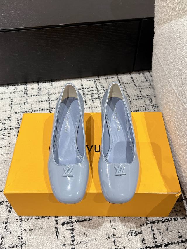 Louis Vuitton 25 Swing最新 5.5粗跟 玛丽珍 单鞋 简约精致，高级感满满，尽显优雅气质～ 上脚超好看，拉满了夏日美鞋绝绝子啊 鞋面：进口