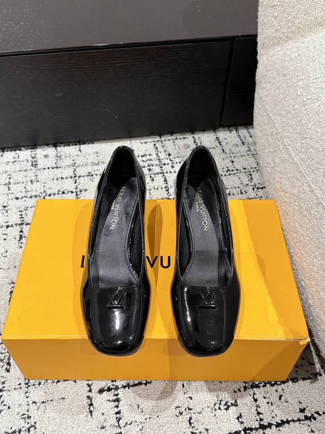 Louis Vuitton 25 Swing最新 5.5粗跟 玛丽珍 单鞋 简约精致，高级感满满，尽显优雅气质～ 上脚超好看，拉满了夏日美鞋绝绝子啊 鞋面：进口