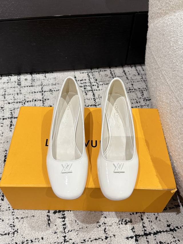 Louis Vuitton 25 Swing最新 5.5粗跟 玛丽珍 单鞋 简约精致，高级感满满，尽显优雅气质～ 上脚超好看，拉满了夏日美鞋绝绝子啊 鞋面：进口