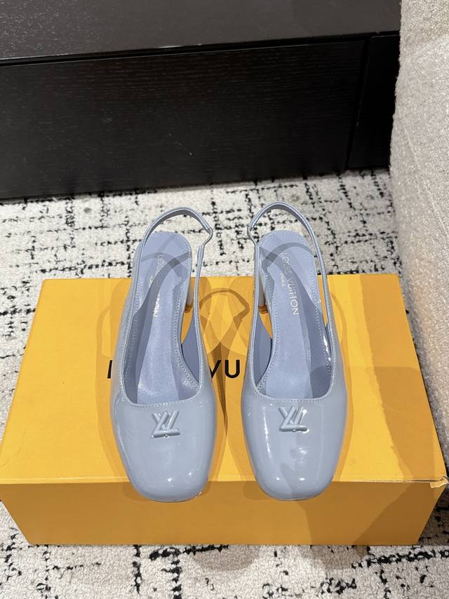 Louis Vuitton 25 Swing最新 圆头后空 5.5粗跟 玛丽珍鞋 简约精致，高级感满满，尽显优雅气质～ 上脚超好看，拉满了夏日美鞋绝绝子啊 鞋面
