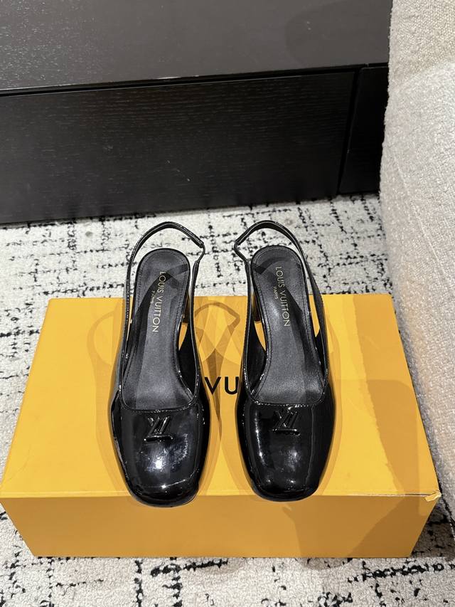 Louis Vuitton 25 Swing最新 圆头后空 5.5粗跟 玛丽珍鞋 简约精致，高级感满满，尽显优雅气质～ 上脚超好看，拉满了夏日美鞋绝绝子啊 鞋面