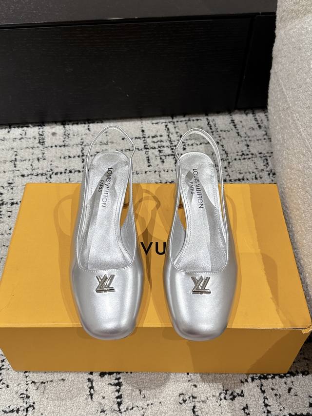 Louis Vuitton 25 Swing最新 圆头后空 5.5粗跟 玛丽珍鞋 简约精致，高级感满满，尽显优雅气质～ 上脚超好看，拉满了夏日美鞋绝绝子啊 鞋面