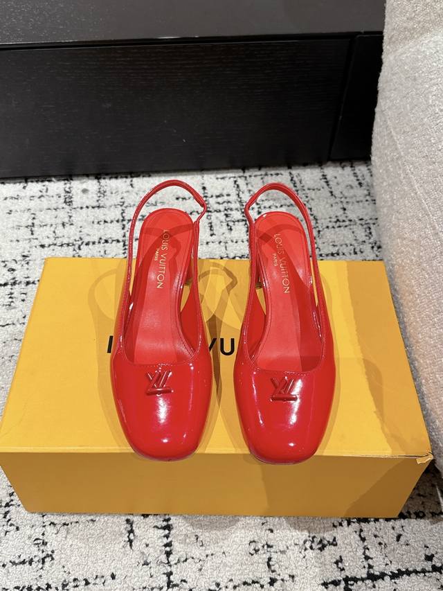 Louis Vuitton 25 Swing最新 圆头后空 5.5粗跟 玛丽珍鞋 简约精致，高级感满满，尽显优雅气质～ 上脚超好看，拉满了夏日美鞋绝绝子啊 鞋面