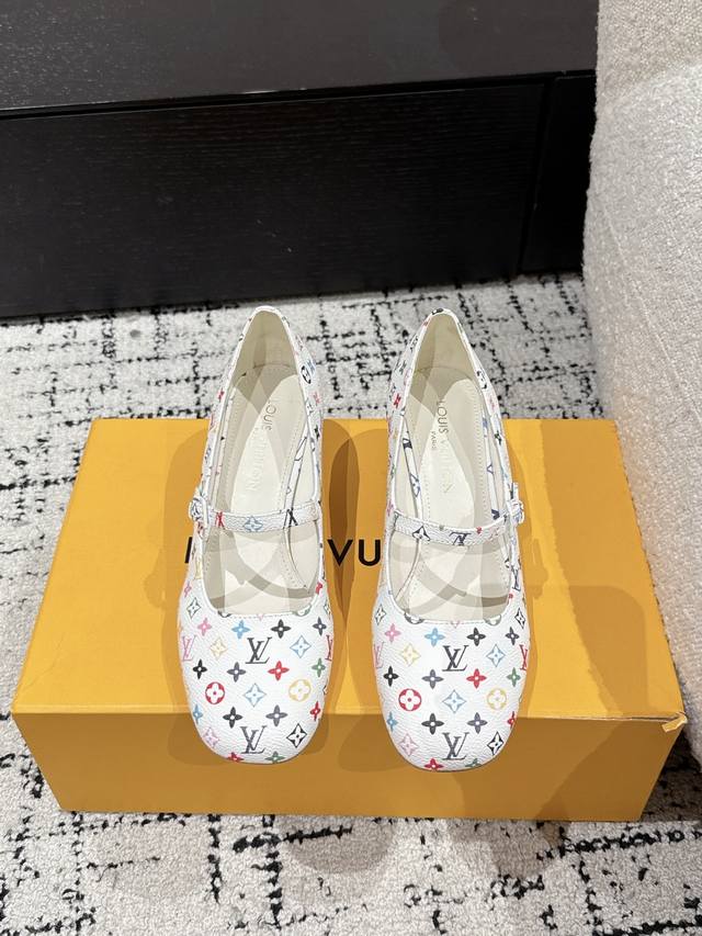 Louis Vuitton 25 隆上村联名 Swing最新 圆头搭扣 5.5粗跟 玛丽珍鞋 简约精致，高级感满满，尽显优雅气质～ 上脚超好看，拉满了夏日美鞋绝