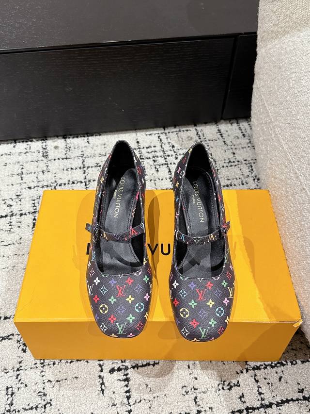 Louis Vuitton 25 隆上村联名 Swing最新 圆头搭扣 5.5粗跟 玛丽珍鞋 简约精致，高级感满满，尽显优雅气质～ 上脚超好看，拉满了夏日美鞋绝
